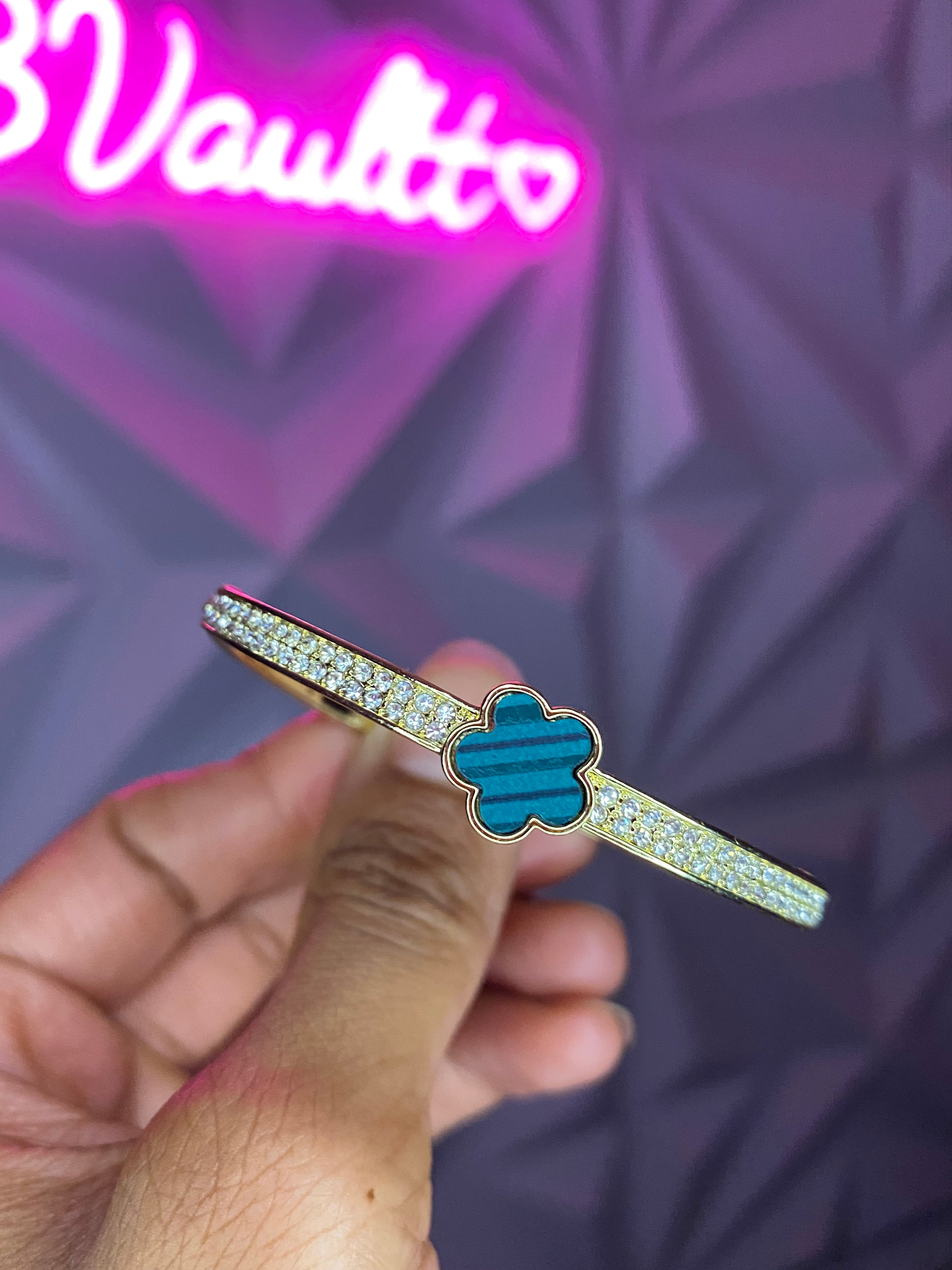 Green rhinestone clover bangle